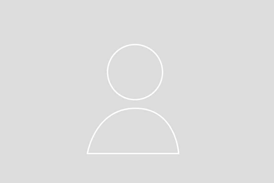 Platzhalterfoto für ein Mitarbeiterportrait. Grauer Hintergrund mit weißem Icon einer Person.